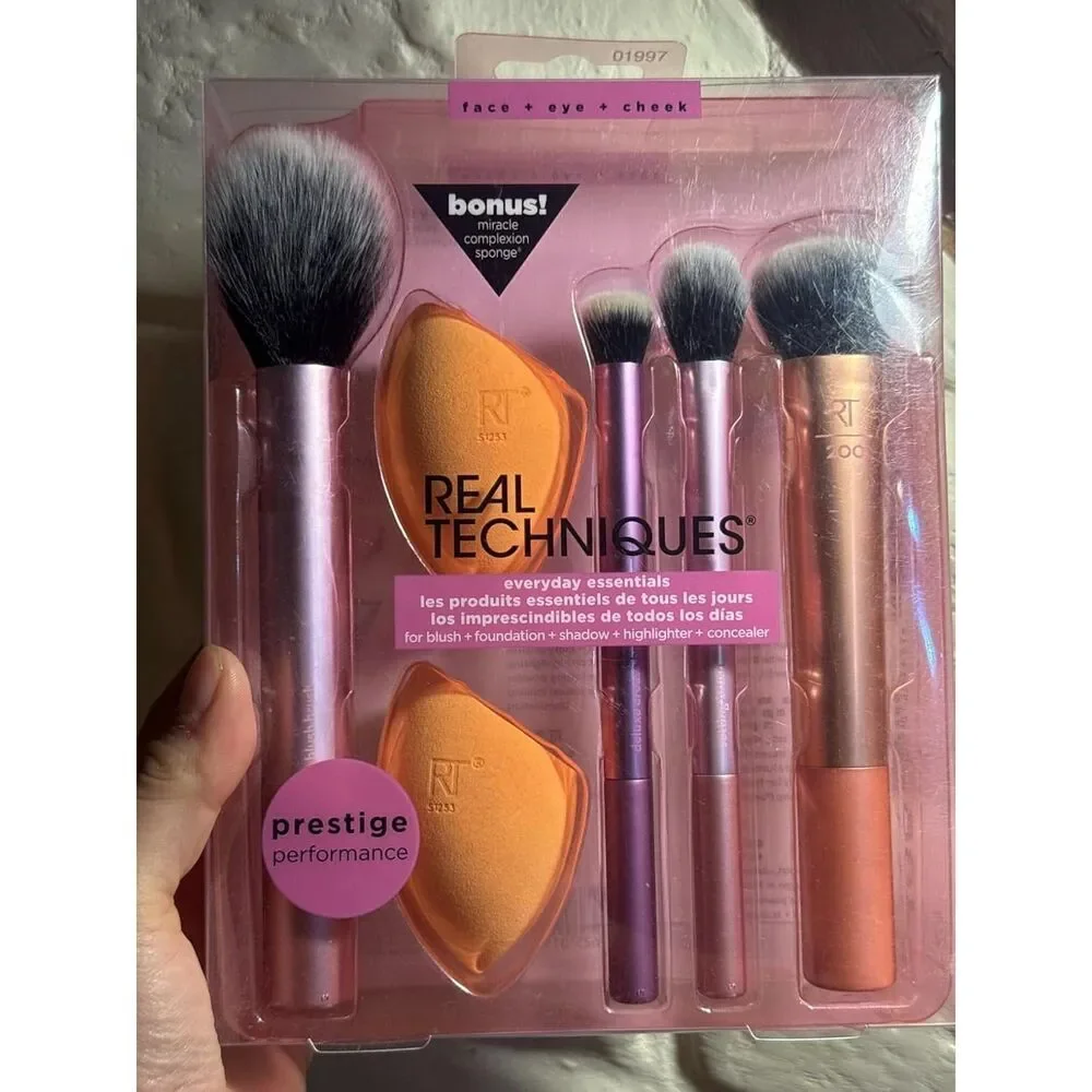 Real Techniques 6 Piece Makeup Brush Set Includes 4 Brushes & 2 Makeup Sponges